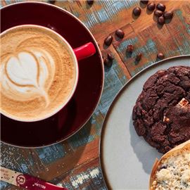 Besucht unseren Coffeeshop und freut euch auf heißen Kaffee und leckerem Gebäck den ganzen Tag über.
